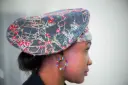 BERET en brocart gris noir motifs rouge de chez Maison Momy 
