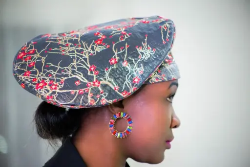 BERET en brocart gris noir motifs rouge de chez Maison Momy 