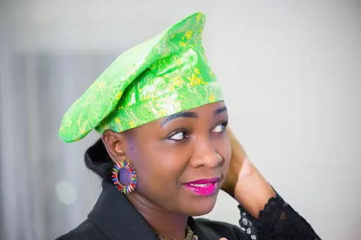 Béret en brocard vert clair à motifs jaune de chez Maison Momy